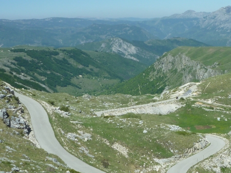 De weg naar beneden het gebergte uit, Durmitor, Montenegro