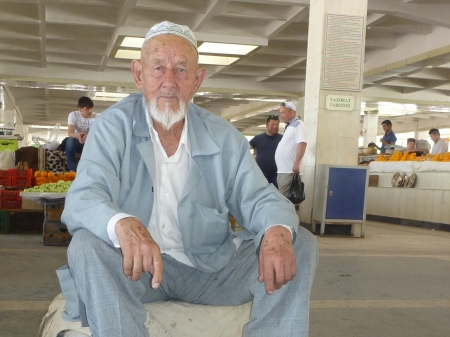 Heerlijke rozijnen gekocht op de markt in Samarkand. Uzbekistan.